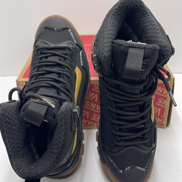 Vans WMNS Ultrarange Exo Hi Gore Black/Gold
VN0A5JHXZX1
Boots All Weather Sneakr - Picture 12 of 16